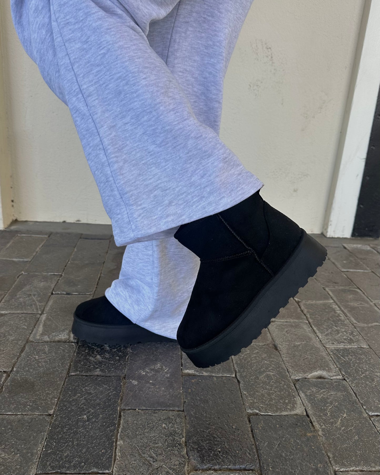 Ultra Mini Boot - Black - Wide Friendly